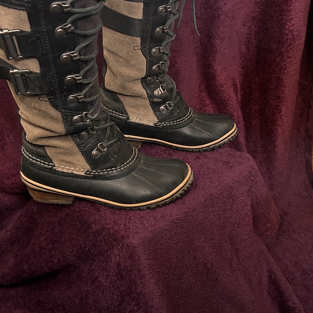 🔥🔥💪💪 Conquest Carly Sorel Tall Lace-Up Boots in Black and Taupe